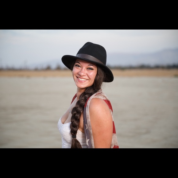 Meet your Posher, Erika - Picture 2 of 2